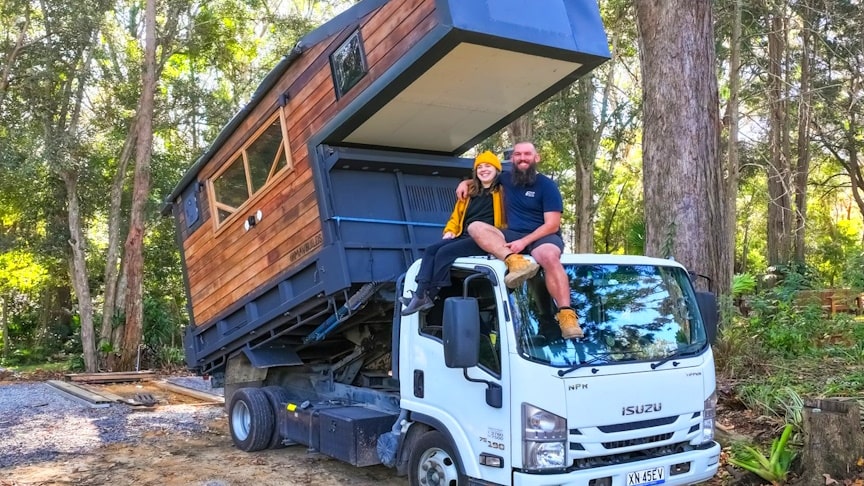Vlastní stavba malého domu o rozloze 8 m2 na sklápěcím kamionu