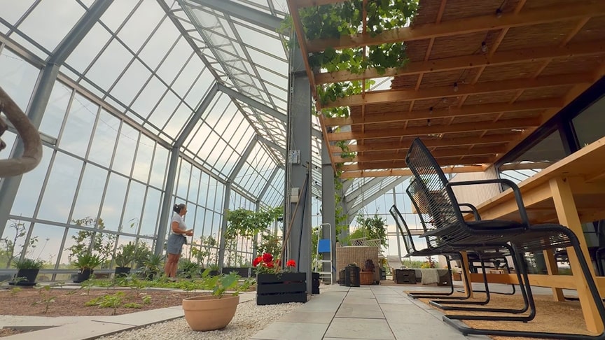 Skleníkový dům ve venkovské krajině, který si pár sám postavil