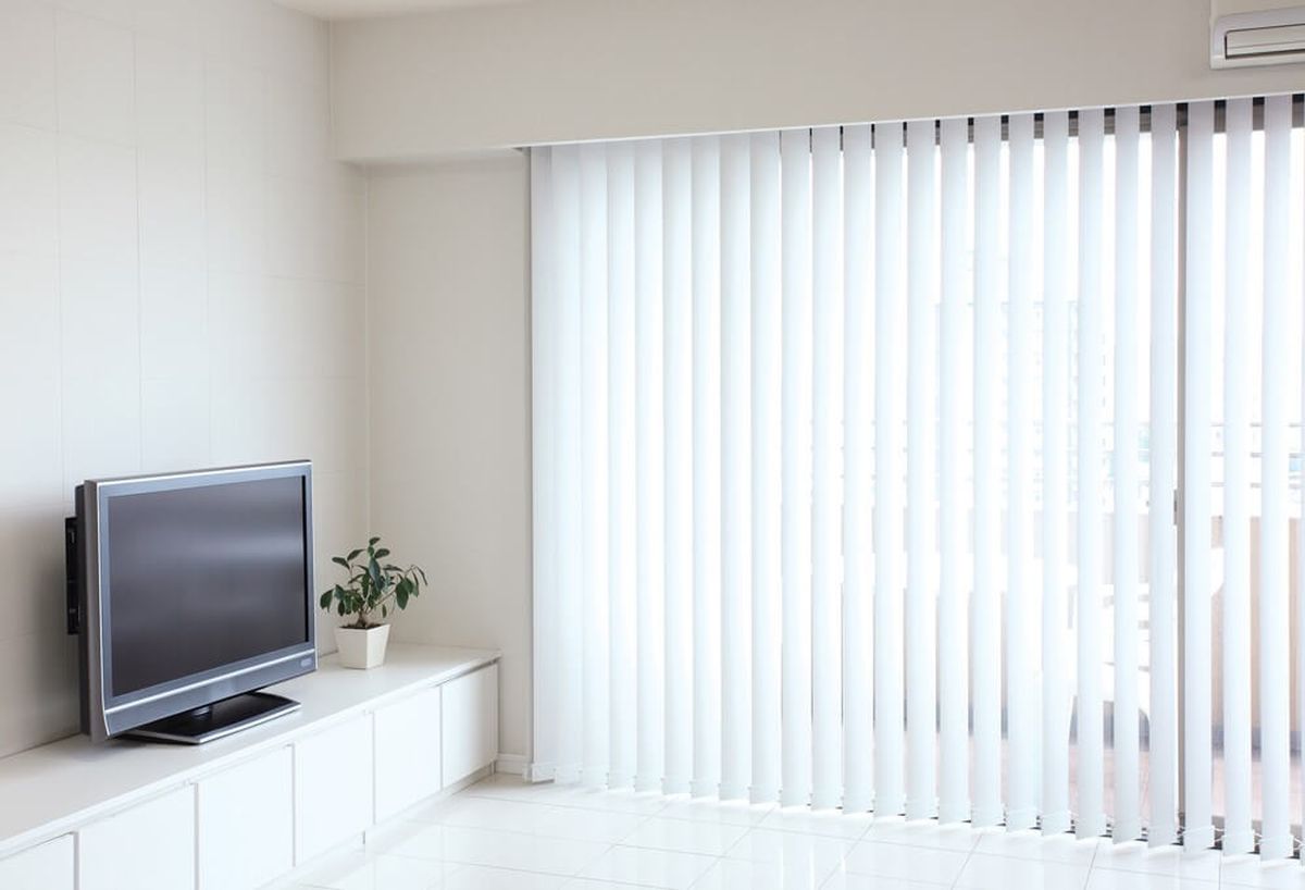 Vertikální žaluzie jako funkční prvek pro velká okna