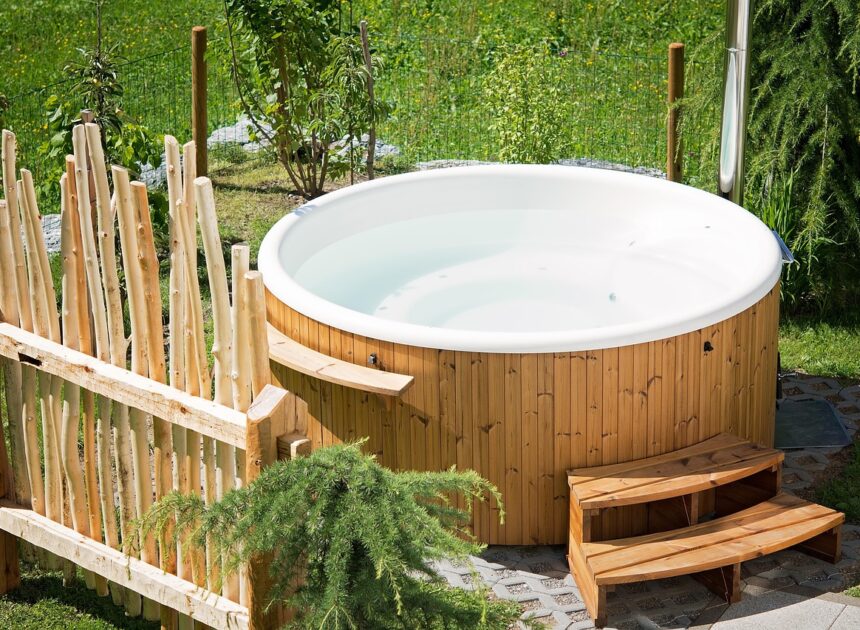 Nafukovací, nebo pevná vířivka? Která je pro vás vhodnější a jaké jsou jejich výhody.